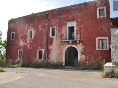 Hakel arriva a Bari dopo essere stato detenuto nella "Casa rossa", sinistro campo di internamento fascista situato ad Alberobello